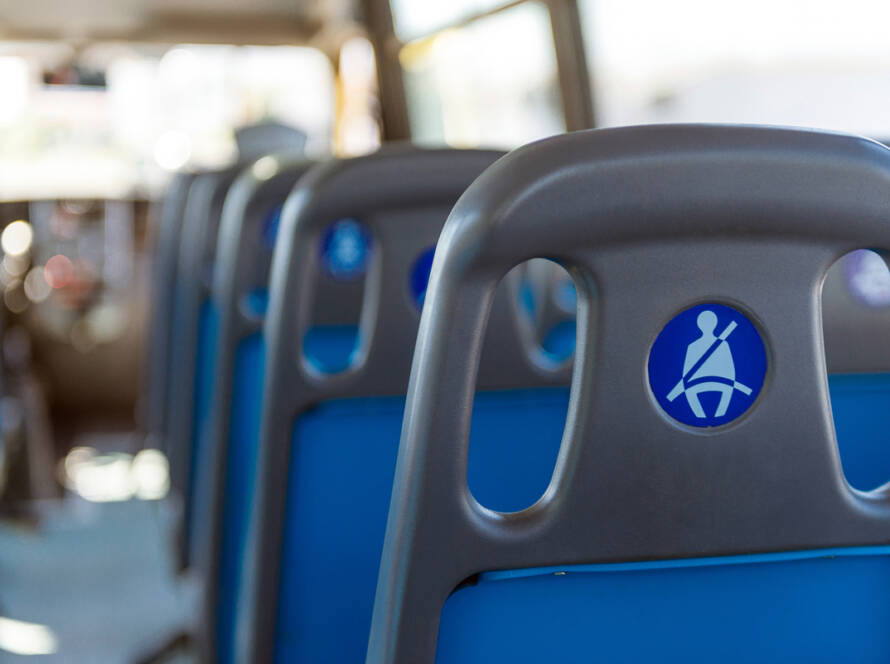 Dettaglio interno scuolabus cinture di sicurezza